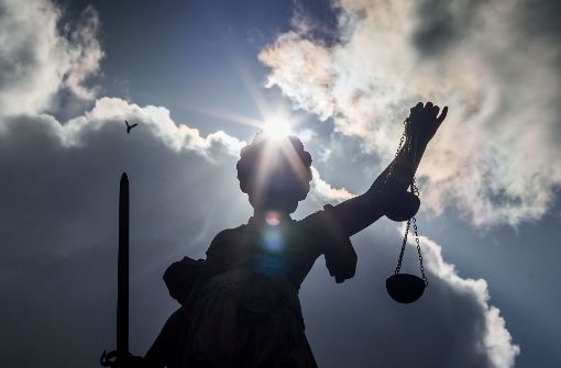 Justitia, das Symbol des Rechts – auch Staatsanwälte repräsentieren das Recht und sollten gerade deshalb über jeden Zweifel erhaben sein. Foto: dpa