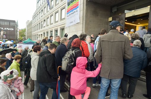 Großer Andrang vor dem Rathaus beim  Tag der offenen Tür Foto: Lg