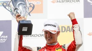 Mick Schumacher jubelt auf dem Podium: Bei der Fia-Formel-3-Europameisterschaft 2018 auf dem Nürburgring  hat der 19-Jährige gewonnen. Foto: dpa