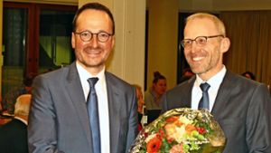 Oberbürgermeister Christoph Traub (l.) gratuliert Jens Theobaldt. Foto: Häusser