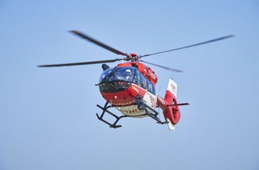 Das Kind wurde mit einem Rettungshubschrauber in eine Klinik geflogen. (Symbolbild) Foto: dpa/Bert Spangemacher