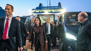 Von Israel nach Italien: Außenministerin Annalena Baerbock (M) kommt auf Capri mit der Fähre zu dem Treffen der G7-Außenminister an. Foto: Britta Pedersen/dpa