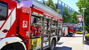 In Bernhausen räumten die Helfer nach einem Brand ein Gebäude. Foto: SDMG
