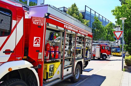 In Bernhausen räumten die Helfer nach einem Brand ein Gebäude. Foto: SDMG