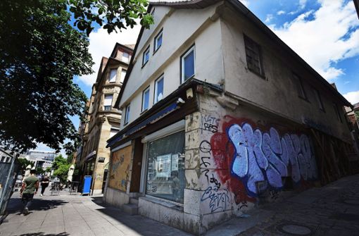 Aktuell ist alles noch marode und geschlossen, es soll aber wieder schön werden: Das Alte Armenhaus in der Hauptstätter Straße 49 in Stuttgart. Foto: Lichtgut/Leif Piechowski