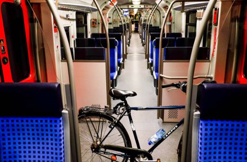 Viel Platz zum Sitzen: Die S-Bahnen sind  derzeit leerer als sonst. Das zeigt sich auch an den Fahrgastzahlen. Foto: Lichtgut/Max Kovalenko