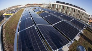 Bei der Umstellung der Energieversorgung spielt Strom aus erneuerbaren Quellen eine zentrale Rolle. Daher müssten auf alle Dächer Fotovoltaikmodule. Foto: Lichtgut/Leif Piechowski