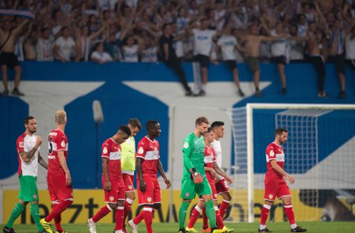 Niedergeschlagen trotten die VfB-Profis vom Feld in Rostock. Foto: Pressefoto Baumann