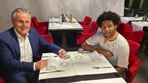 OB Frank Nopper (links) freut sich,  im Stuttgarter Restaurant La Commedia den in Stuttgart geborenen Nationalspieler Serge Gnabry zu  treffen. Foto: /Bogen