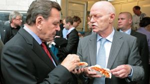 Ein Freund der Currywurst: Altbundeskanzler Gerhard Schröder (SPD) im Jahr 2007 mit dem damaligen SPD-Fraktionsvorsitzenden Peter Struck. Foto: imago/photothek/Thomas Koeh ler