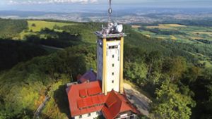 Momentan leider geschlossen: das Wanderheim auf dem Roßberg mit seinem Aussichtsturm Foto: /Horst Haas