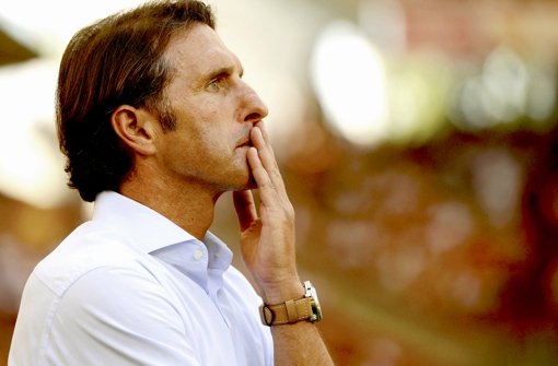 Sorgenvolle Miene bei Bruno Labbadia: Nach dem schwachen Auftritt seiner Mannschaft in Rijeka steht der VfB-Trainer gehörig unter Druck. Foto: dpa