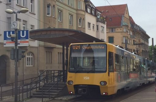 Die Stadtbahn hält einige Minuten lang an der Endstation Hölderlinplatz, bevor sie sich wieder auf den Rückweg Richtung Charlottenplatz macht. Foto: Carolin Klinger