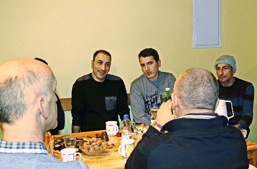 Der Ingenieur Isaldin Alamira aus Mossul übersetzte beim Männerbistro für die Syrer Bassel Kissania und Khaled Alshikh (von links). Foto: Sabine Schwieder