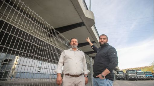 Mahmut und Bünyamin Karagöz von der Firma BK Abbruch & Erdbau haben den Überbau an ihrem Grundstück festgestellt. Foto: Roberto Bulgrin