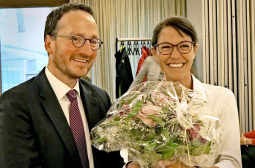 OB Christoph Traub gratuliert der neuen Bürgermeisterin Susanne Schreiber. Foto: Häusser
