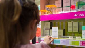 Junge Mädchen investieren ihr Taschengeld vermehrt in Beauty-Produkte von Sephora. Foto: imago/Billioux Yannick
