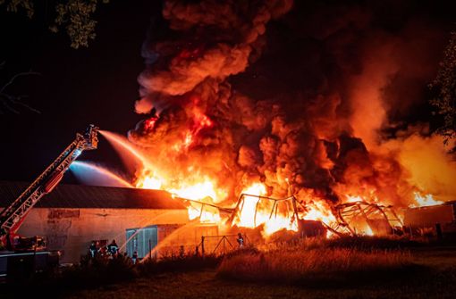 Die Feuerwehr kämpft in Durlangen gegen die Flammen. Foto: 7aktuell.de/