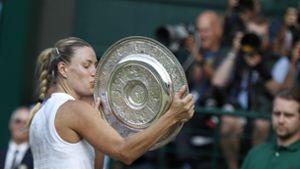 Was Steffi Graf vor 22 Jahren schaffte, klappte auch bei Angelique Kerber: Sie gewinnt das Tennisturnier in Wimbledon. Foto: EPA Pool