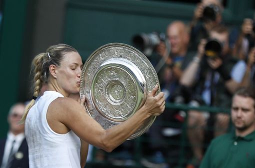 Was Steffi Graf vor 22 Jahren schaffte, klappte auch bei Angelique Kerber: Sie gewinnt das Tennisturnier in Wimbledon. Foto: EPA Pool