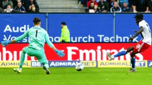 Bakery Jatta trifft gegen den VfB Stuttgart zum zwischenzeitlichen 2:0. Gregor Kobel kann nichts mehr machen. Foto: dpa/Frank Molter