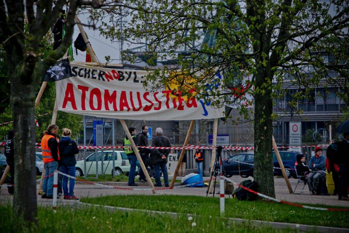 Neckarwestheim: Castor-Gegner blockieren Zufahrt zum Atomkraftwerk