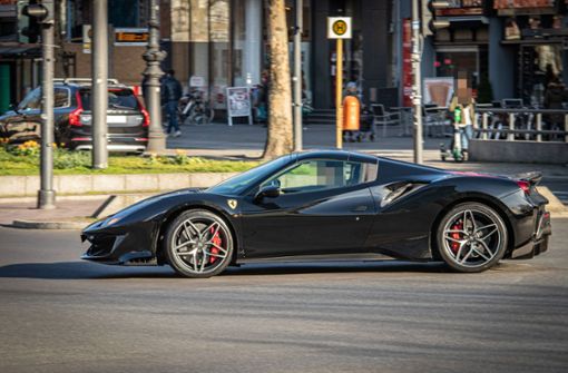 Der Ferrari war wegen überhöhter Geschwindigkeit und rasanter Fahrweise aufgefallen. (Symbolbild) Foto: imago images/Stefan Zeitz