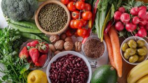 Eine ballaststoffreiche Ernährung – mit Vollkornprodukten, Gemüse und Hülsenfrüchten – trägt zu einem ausgeglichenen Darm-Mikrobiom bei. Foto: imago/Panthermedia/Ciorba