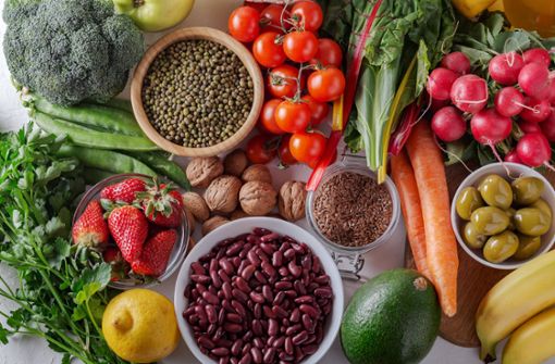 Eine ballaststoffreiche Ernährung – mit Vollkornprodukten, Gemüse und Hülsenfrüchten – trägt zu einem ausgeglichenen Darm-Mikrobiom bei. Foto: imago/Panthermedia/Ciorba