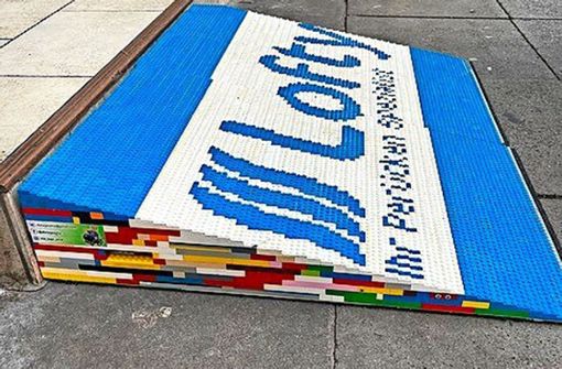 Eine Rampe aus  Legosteinen gibt es bereits in Stuttgart. Foto: Helfen statt Hamstern