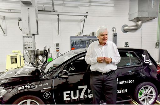 Dirk Naber vor einem Fahrzeug, mit dem neue Technologien für weniger Schadstoffe im Abgas getestet werden. Foto: Lichtgut/Max Kovalenko
