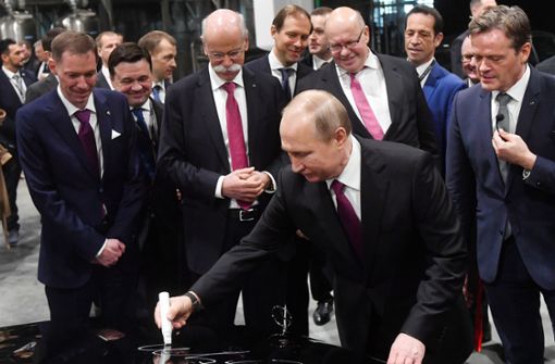 Wladimir Putin verewigt sich auf der Kühlerhaube eines Mercedes. Foto: Sputnik