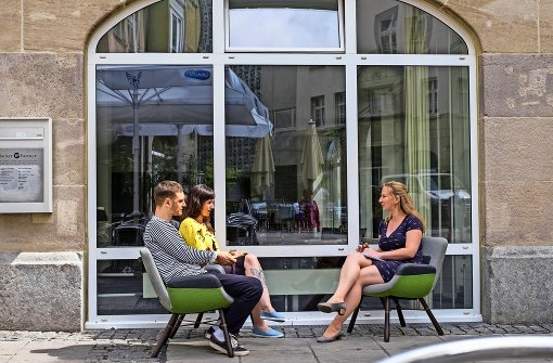 Kai Alt und Florence Shirazi von Mademoiselle YéYé im Gespräch mit der Autorin Nina Ayerle (rechts). Foto: Lichtgut/Max Kovalenko