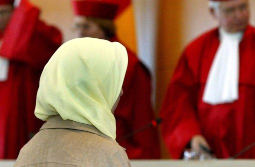 Eine Muslima (in einem früheren Fall) vor dem Gericht in Karlsruhe Foto: dpa