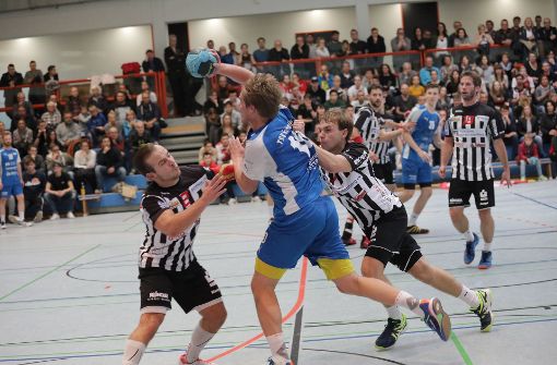 Die Handballer des TSV Schmiden um Simon Junker  versuchen sich wie ihre Konkurrenten des SV Fellbach aus allen Lagen am Torerfolg. Foto: Patricia Sigerist