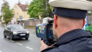 Ein Polizeibeamter nimmt in Nürnberg einen Verkehrsteilnehmer mit einem Messgerät ins Visier. Foto: Pia Bayer/dpa