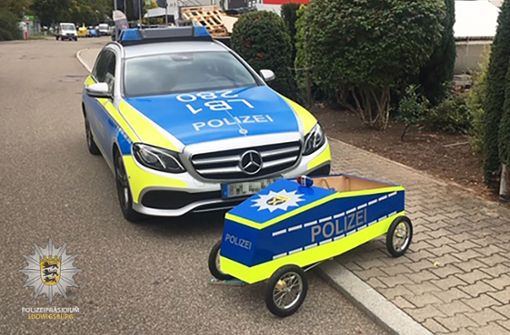 Die Streifenkiste und der Streifenwagen. Foto: Polizeipräsidium/Ludwigsburg