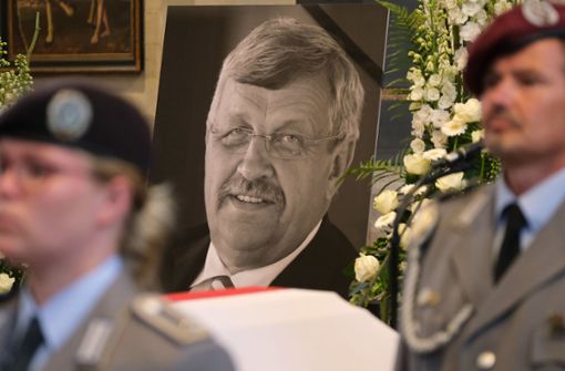 Bei der Trauerfeierin Kassel wurde ein Foto des getöteten Regierungspräsidenten Walter Lübcke gezeigt. Foto: Getty