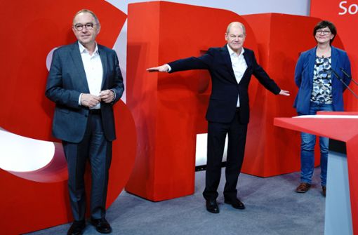 Auf Abstand: SPD-Kanzlerkandidat Olaf Scholz (Mitte) und die Parteichefs Saskia Esken und Norbert Walter-Borjans im Willy-Brandt-Haus. Foto: dpa/Kay Nietfeld