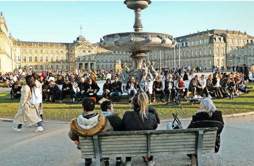 Auch an diesem Wochenende können sich die Stuttgarter, wie hier am Schlossplatz, auf gutes Wetter freuen. Foto: Lichtgut/Michael Latz