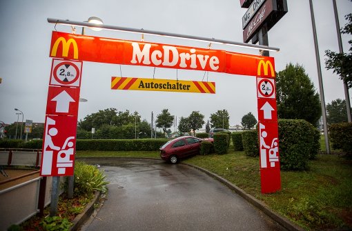 Erst eine Hecke des Schnellrestaurants konnte die rasante Fahrt der Renault-Fahrerin in Winnenden stoppen. Foto: 7aktuell.de/Adomat