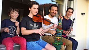 Musik auf dem Balkon: Cornelius Meister und Familie – ein Sohn fotografiert. Foto: Meister