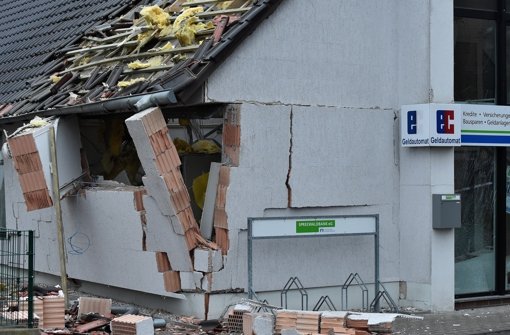 In Brandenburg haben drei Männer den Eingangsbereich einer Bank gesprengt. Foto: dpa-Zentralbild