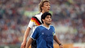 Szene eines epischen Duells: Bei der WM 1990 schaltete Guido Buchwald Diego Maradona im Finale von Rom aus. Foto: picture-alliance / dpa/Frank Kleefeldt