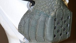 Der Zoll hat diese Schutzmaske aus Krokodilleder abgefangen, da Krokodile durch den internationalen Handel bedroht seine und besonders geschützt werden. Foto: dpa/Zoll