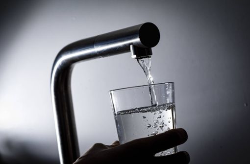 Das Trinkwasser in Stuttgart wird von 2021 an erneut teurer. Foto: imago images / photothek/Thomas Trutschel
