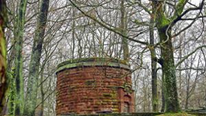 Vom Hasenbergturm ist  seit der Sprengung durch die SS 1943 nur noch eine Ruine übrig. Foto: Achim Zweygarth
