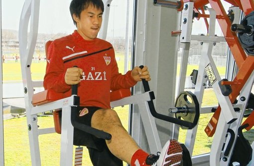 Shinji  Okazaki trainiert im neuen Kraftraum des VfB Stuttgart. Klicken Sie sich durch weitere Bilder aus dem VfB-Container. Foto: Pressefoto Baumann