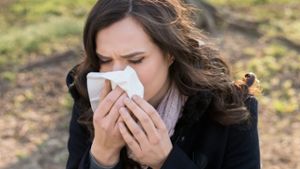 Wer erkältet ist, sollte statt Kombipräparaten gezielt Mittel für seine Symptome einnehmen. Foto: Fotolia/ Rido