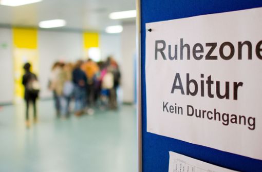 Baden-Württemberg will die Schulabschlussprüfungen nur verschieben, Schleswig-Holstein will darauf verzichten – wegen des Coronavirus. Foto: dpa/Julian Stratenschulte